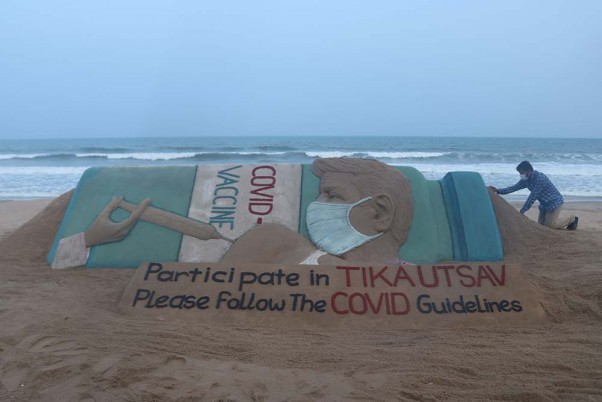 पीएम द्वारा चलाए जा रहे 'टीका उत्सव' के लिए अपने रेत कला से लोगों को जागरूक करते कलाकार सुदर्शन पटनायक