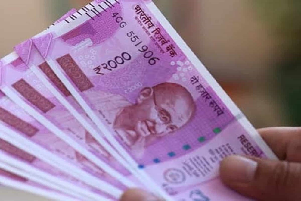 2,000 रुपये के नोट बदलने का पहला दिन: कुछ बैंक शाखाओं में देखी गईं छोटी कतारें