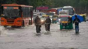 उत्तर भारत में बारिश के कारण नदियाँ उफान पर, भूस्खलन से पहाड़ी सड़कें अवरुद्ध; मैदानी इलाकों में जलजमाव, कई लोगों की मौत