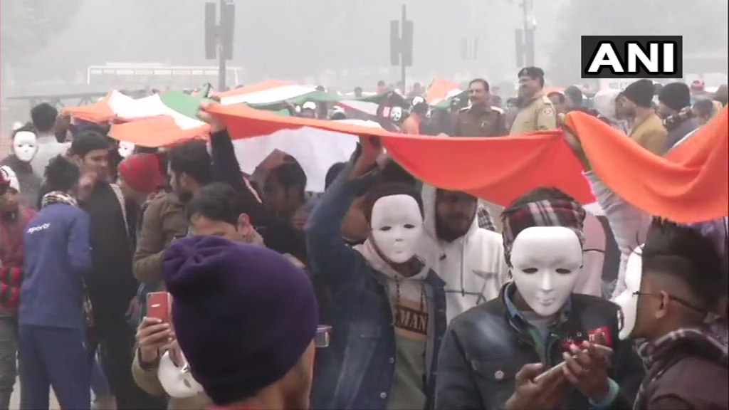 नागरिकता कानून के विरोध में युवा कांग्रेस कार्यकर्ताओं ने दिल्ली के इंडिया गेट पर प्रदर्शन किया