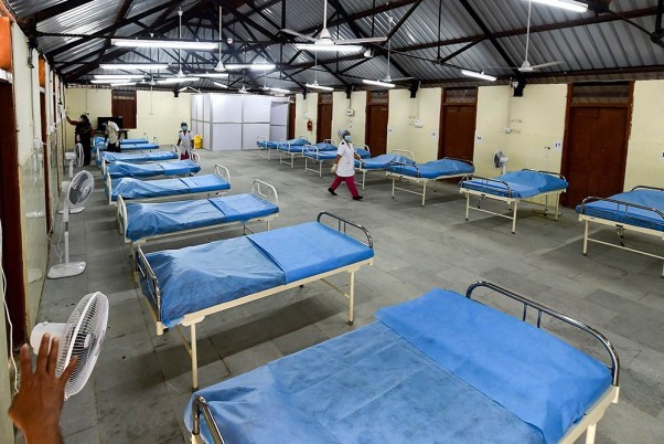 मुंबई के वडाला में एकवर्थ हॉस्पिटल के अंदर कोविड-19 मरीजों के इलाज के लिए 30 बेडों के साथ तैयार किया गया क्वारेंटाइन सेंटर