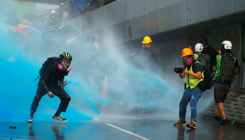 हांगकांग में फिर भड़का आंदोलन, पुलिस ने लोकतंत्र समर्थकों पर दागे टियर गैस के गोले