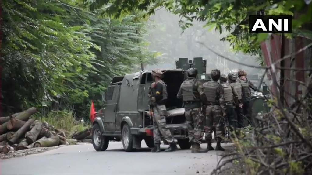 जम्मू-कश्मीर के पुलवामा एनकाउंटर में सुरक्षाबलों ने तीन आतंकियों को किया ढेर, 1 जवान शहीद