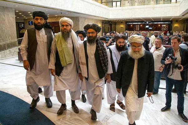 मॉस्को में वार्ता के लिए तालिबान प्रतिनिधिमंडल के अन्य सदस्यों के साथ पहुंचे तालिबान समूह के शीर्ष राजनीतिक नेता मुल्ला अब्दुल गनी बरादर