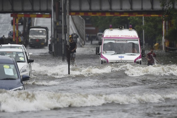 मुंबई में भारी बारिश के कारण सड़कों पर जलभराव