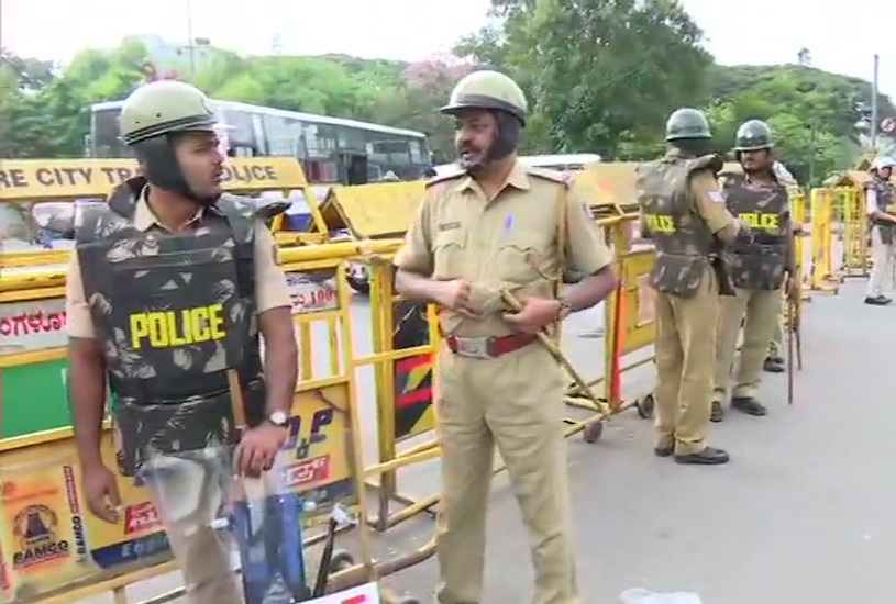 नागरिकता संशोधन कानून के खिलाफ प्रदर्शन के मद्देनजर बेंगलूरू में तैनात पुलिस