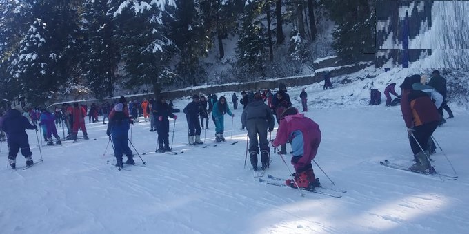 हिमाचल प्रदेश के कुफरी में बर्फबारी के बाद स्कीइंग का आनंद लेते पर्यटक