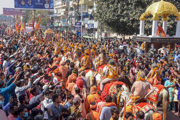 कोरोना काल के दौरान हरिद्वार में चल रहे कुंभ मेला के जुलूस में शामिल नागा साधु