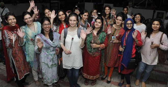 चंडीगढ़ पहुंचीं 19 पाकिस्तानी लड़कियां बोलीं, सिर्फ मीडिया में है जंग का माहौल