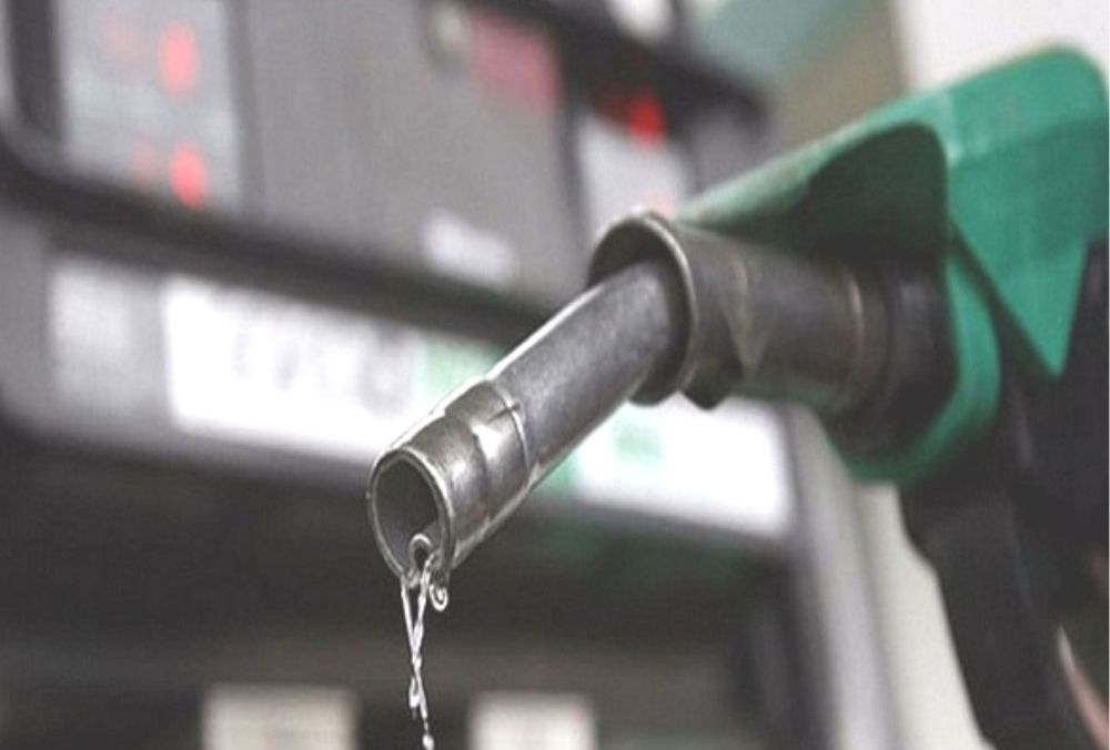 पिछले 61 दिन में 32 बार बढ़ी तेल की कीमतें, दिल्ली में 100.21 रुपये प्रति लीटर पेट्रोल