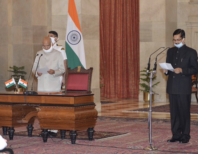 राष्ट्रपति भवन में हरियाणा कैडर के आईएएस अधिकारी रहे संजय कोठारी को केंद्रीय सतर्कता आयुक्त (सीवीसी) पद की शपथ दिलाते राष्ट्रपति रामनाथ कोविंद