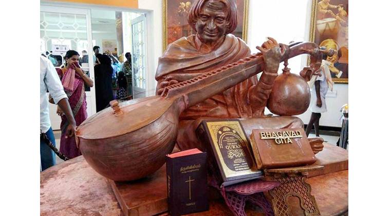 कलाम की मूर्ति के पास गीता पर विवाद, कुरान और बाइबिल भी रखनी पड़ी