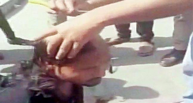 यूपी में भीड़ ने पुलिस के सामने मूंड़ा युवक का सिर, तीन सिपाही निलम्बित