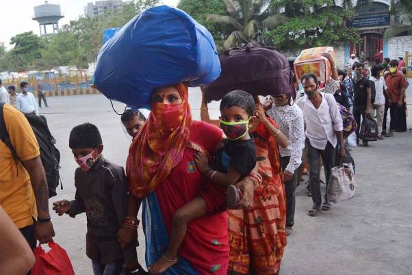कोरोना प्रतिबंधो के बाद मुंबई से अपनी घर की ओर रवाना होते प्रवासी
