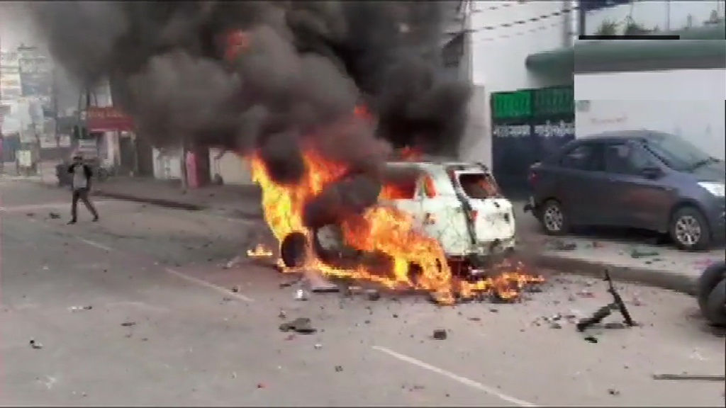 नागरिकता संशोधन कानून के खिलाफ उत्तर प्रदेश के हसनगंज में प्रदर्शन, प्रदर्शनकारियों ने फूंकी गाड़ी