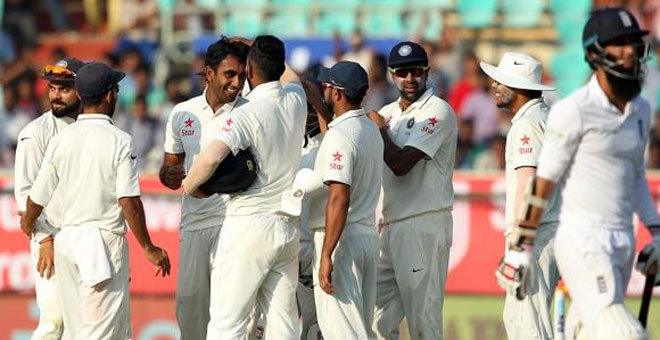भारत के 455 रन के बाद इंग्लैंड संकट में