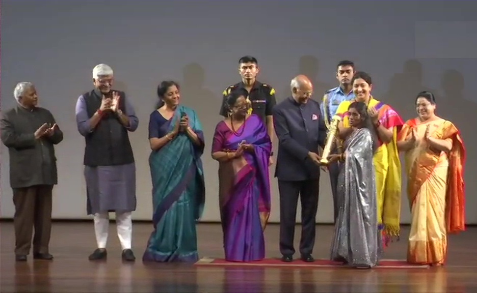मशरूम महिला  के तौर पर प्रसिद्ध बिहार की बीना देवी को 'नारी शक्ति पुरस्कार' प्रदान करते राष्ट्रपति राम नाथ कोविंद