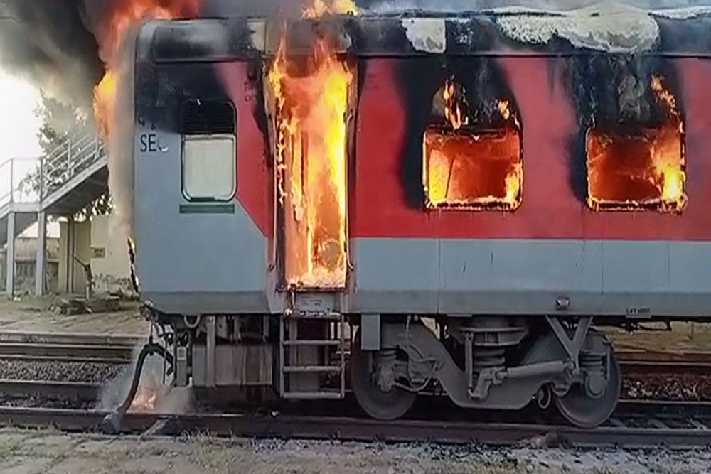 मुरैना जिले के हेतमपुर रेलवे स्टेशन से निकलने के बाद उधमपुर-दुर्ग एक्सप्रेस के डिब्बों में लगी आग से निकलता धुंआ