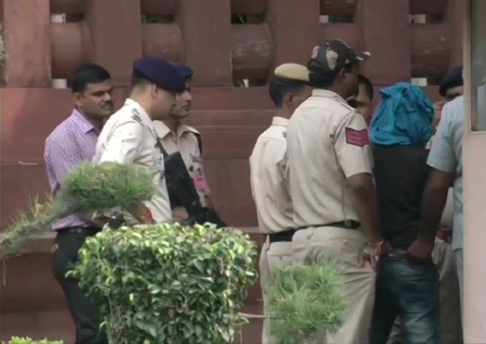 चाकू लेकर संसद भवन में घुसने की कोशिश कर रहा था राम रहीम का समर्थक, सुरक्षाकर्मियों ने पकड़ा