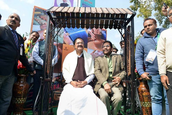 दिल्ली के राजपथ पर आयोजित ‘हुनर हाट’ में भाग लेते उपराष्ट्रपति वेंकैया नायडू और अल्पसंख्यक मामलों के मंत्री मुख्तार अब्बास नकवी