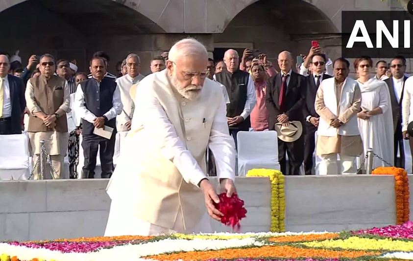 महात्मा गांधी की 154वीं जयंती आज, पीएम मोदी ने राजघाट पहुंचकर दी बापू को श्रद्धांजलि