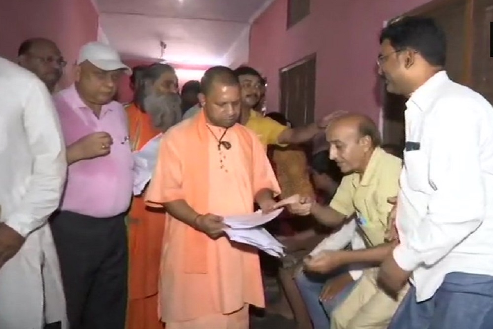 उत्तर प्रदेश के मुख्यमंत्री योगी आदित्यनाथ ने गोरखपुर में 'जनता दरबार' में लोगों की समस्याएं सुनीं