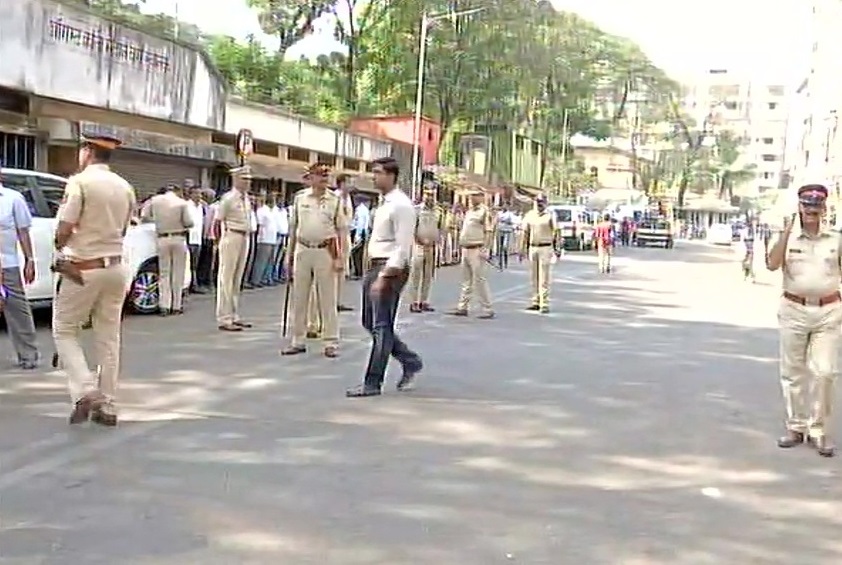 नागरिकता संशोधन कानून को लेकर प्रदर्शन से पहले मुंबई के अगस्त क्रांति मैदान के बाहर सुरक्षा व्यवस्था कड़ी