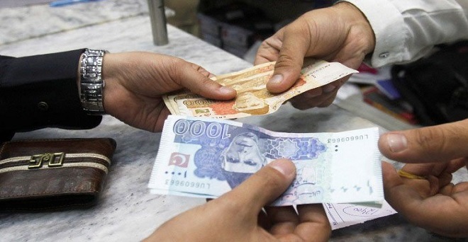 पाकिस्तानी रुपए में गिरावट, भारत की अठन्नी के बराबर हुआ