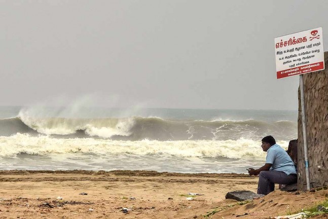 'निवार' तूफानः तमिलनाडु और पुद्दुचेरी के कई इलाकों में बारिश, ट्रेनें-फ्लाइट्स कैंसिल