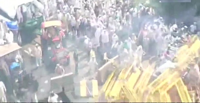 दिल्ली बॉर्डर पर पुलिस से भिड़े किसान, आंसू गैस के गोले छोड़े और वॉटर कैनन का इस्तेमाल