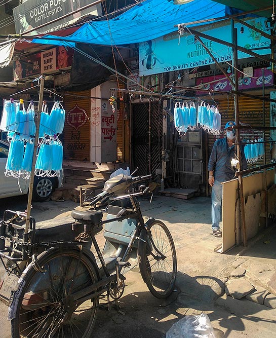 कोरोना वायरस महामारी के मद्देनजर राष्ट्रव्यापी तालाबंदी के दौरान दिल्ली के भोगल इलाके में बिक्री के लिए दुकान के बाहर लटके मास्क