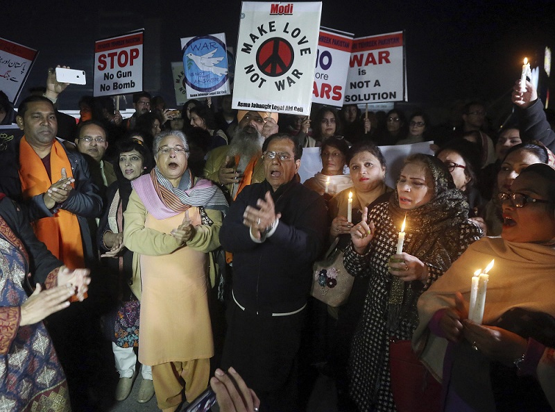 पाकिस्तान के लाहौर में युद्ध के खिलाफ कैंडल मार्च करते सिविल सोसाइटी समूह के लोग