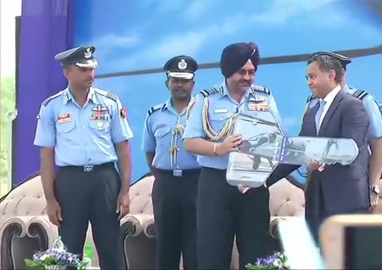 वायुसेना प्रमुख एयर चीफ मार्शल बीएस धनोआ की मौजूदगी में पंजाब के पठानकोट एयरबेस पर 8 अपाचे हेलिकॉप्टर को शामिल कराया गया