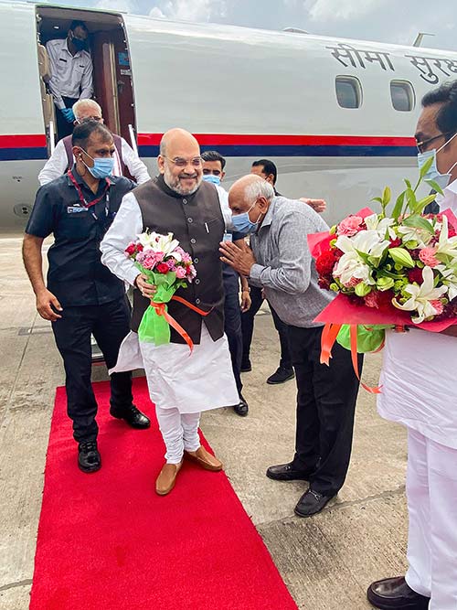 अहमदाबाद हवाई अड्डे पर केंद्रीय गृह मंत्री अमित शाह स्वागत करते गुजरात के नवनियुक्त मुख्यमंत्री भूपेंद्र पटेल