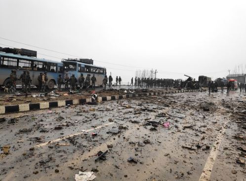जम्मू-कश्मीर के पुलवामा में आतंकी हमले के बाद घटनास्थल का दृश्य
