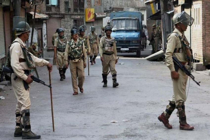 दो आतंकियों के साथ पकड़ा गया जम्मू-कश्मीर पुलिस का डीएसपी, घर से हथियार भी बरामद