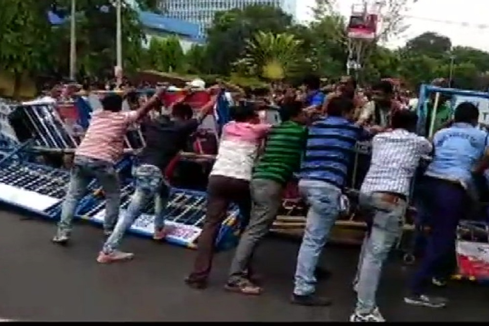 पश्चिम बंगाल में शिक्षकों का विरोध प्रदर्शन, पुलिस के साथ भिड़ंत