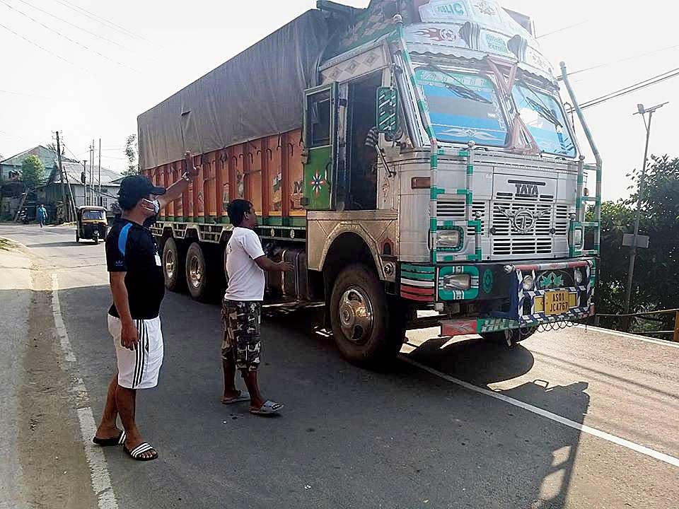 लॉकडाउन के बीच पलवल जा रहे 37 श्रमिकों से भरे ट्रक को पुलिस ने पकड़ा, मामला दर्ज