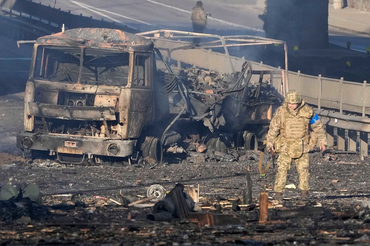यूक्रेन संकट: रूसी सेना ने खारकीव में गैस पाइपलाइन उड़ाई, सरकार का लोगों को निर्देश- खिड़कियां बन्द रखें