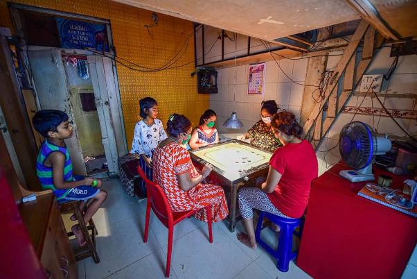 कोरोना वायरस के चलते लगाए गए लॉकडाउन के दौरान मुंबई के परेल में एक साथ घर में बैठकर कैरम खेलते परिवार के सदस्य