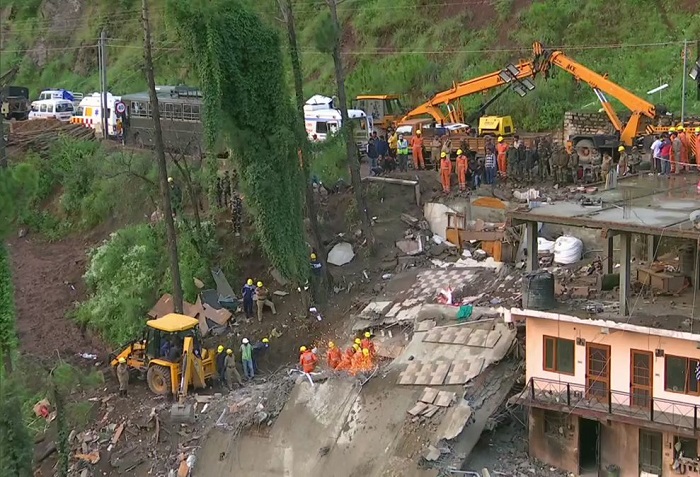 हिमाचल प्रदेश के सोलन जिले के कुमारहट्टी का दृश्य जहां एक इमारत ढहने के बाद खोज और बचाव अभियान जारी है