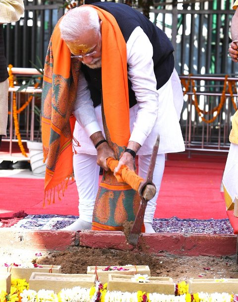 प्रधानमंत्री नरेंद्र मोदी ने वाराणसी में भूमि पूजन के बाद रखी काशी विश्वनाथ मंदिर कॉरिडोर की नींव