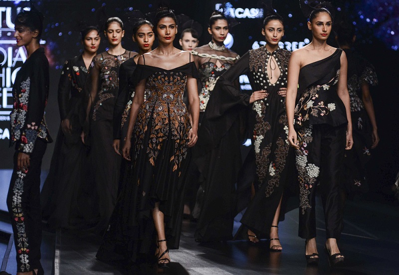 नई दिल्ली में इंडिया फैशन वीक 2019 के दौरान रैंप वॉक करतीं मॉडल