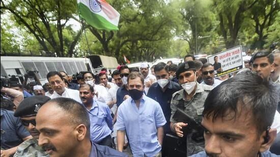 राहुल की पेशी के दूसरे दिन भी कई कांग्रेस नेता हिरासत में, पार्टी ने पूछताछ को असंवैधानिक बताया