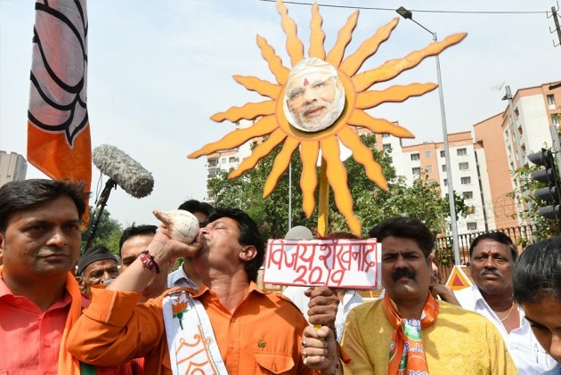 रुझानों में भाजपा को बढ़त के बाद राजधानी दिल्ली में जश्न मनाते पार्टी कार्यकर्ता