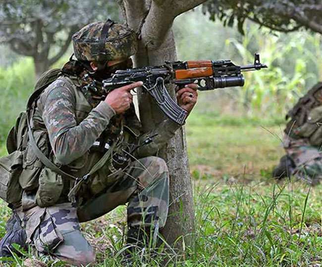 जम्मू-कश्मीर के पुलवामा में सेना के साथ मुठभेड़ में दो आतंकी और उनका एक साथी ढेर