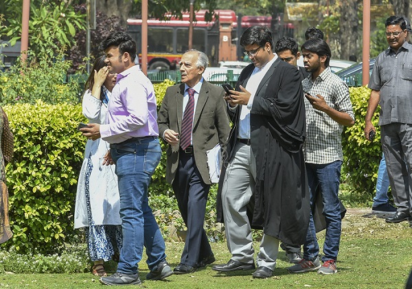 राफेल मामले पर सुनवाई के बाद सुप्रीम कोर्ट से बाहर आते पूर्व केंद्रीय मंत्री और याचिकाकर्ताओं में से एक अरुण शौरी