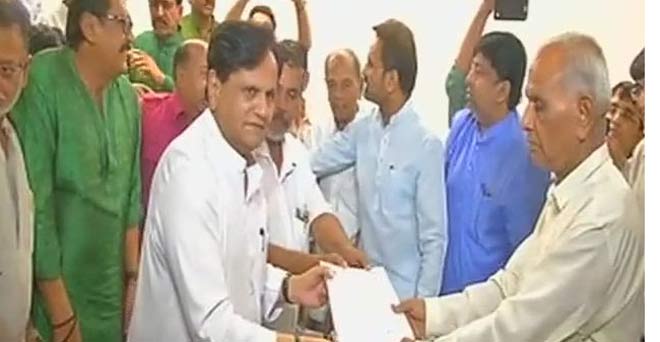 कांग्रेस नेता अहमद पटेल ने राज्यसभा के लिए गुजरात से भरा नामांकन