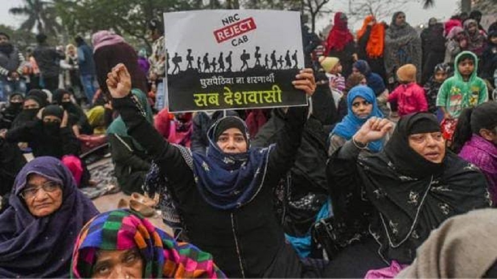 लखनऊ में सीएए के खिलाफ प्रदर्शन कर रही महिलाओं पर पुलिस की कार्रवाई, जब्त किए कंबल और खाने का सामान