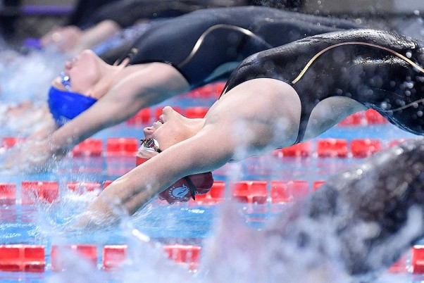 इटली में अंतर्राष्ट्रीय तैराकी लीग प्रतियोगिता के दौरान अमेरिकी तैराक लीसा ब्राटन